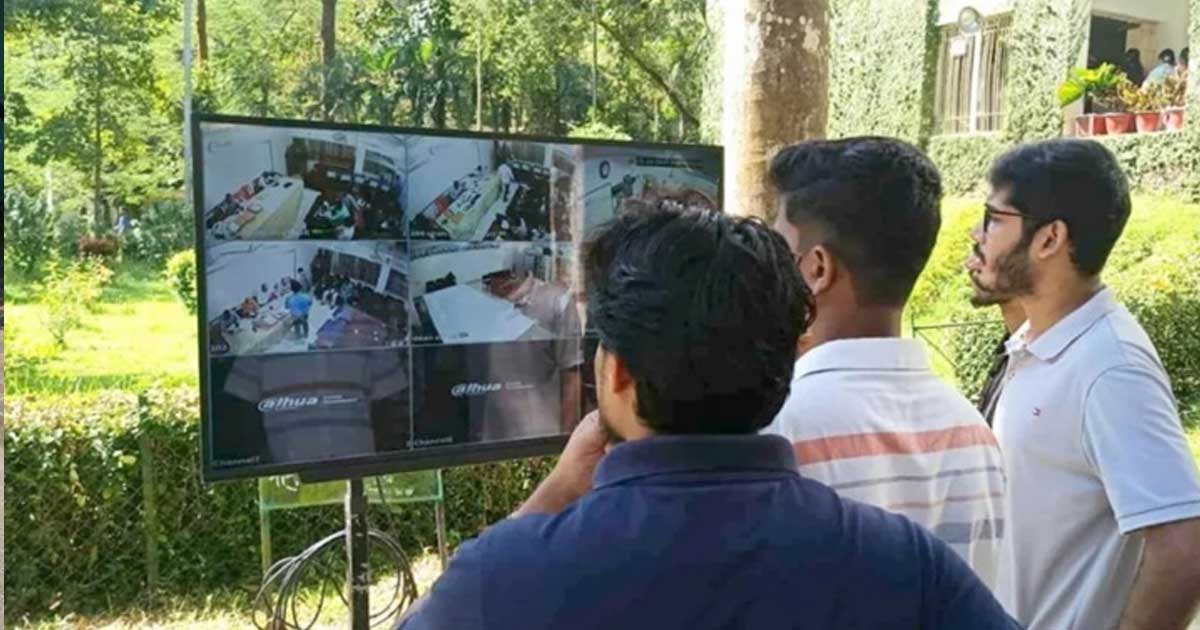 ভোট গ্রহণ শেষ হওয়ার এক ঘণ্টা পর  হঠাৎ বন্ধ হয়ে গেল  LED স্ক্রিন  !