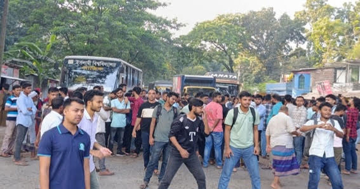 কুষ্টিয়া-খুলনা মহাসড়ক সংস্কারের দাবিতে ক্রিকেট খেললেন ইবি শিক্ষার্থীরা