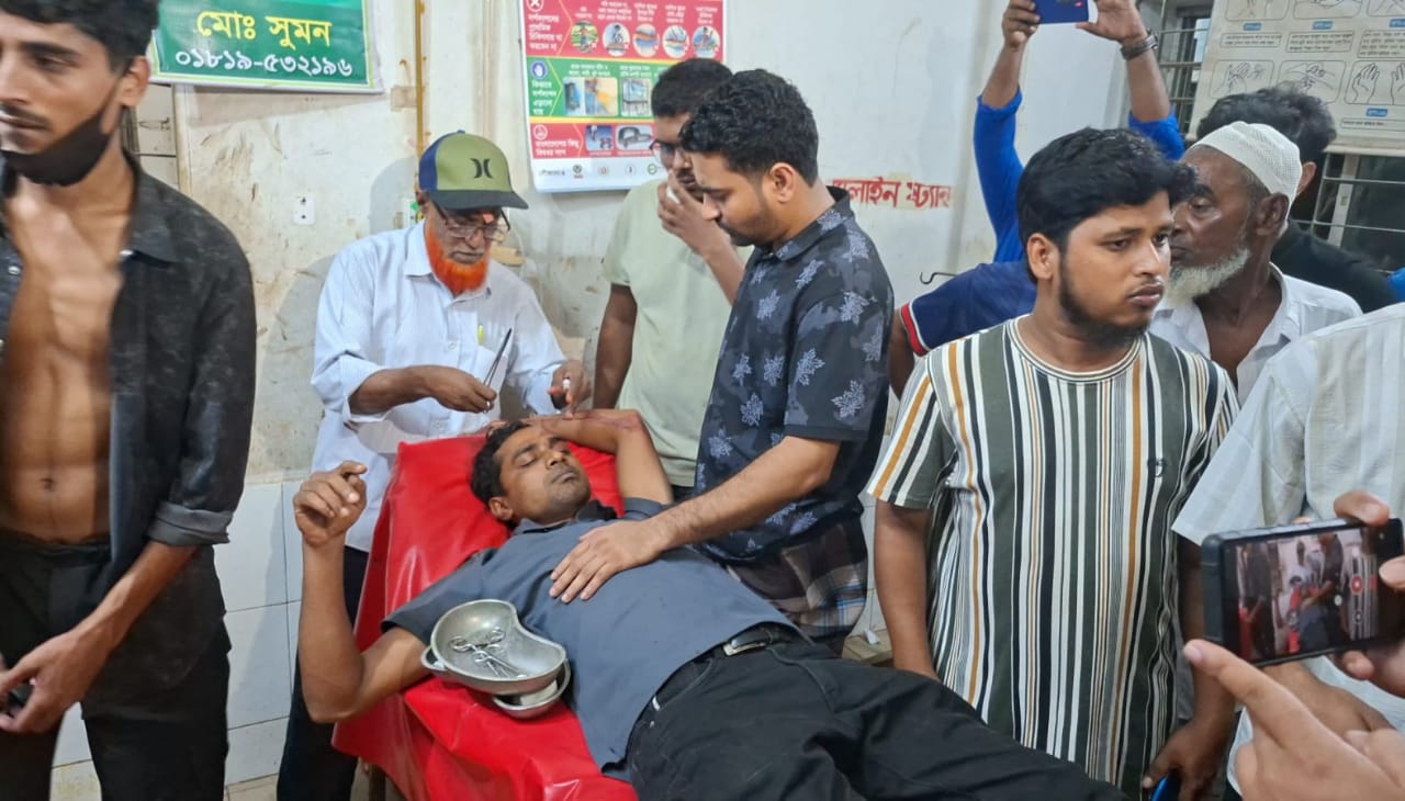 লক্ষ্মীপুরে বাস কাউন্টারের টাকা ভাগাভাগি নিয়ে যুবদলের দু'গ্রুপের সংঘর্ষ