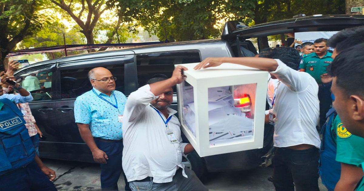 রাকসু নির্বাচন: ভােট গ্রহণ শেষ, বিশেষ নিরাপত্তায় ব্যালট বাক্স নেওয়া হচ্ছে গণনার জন্য