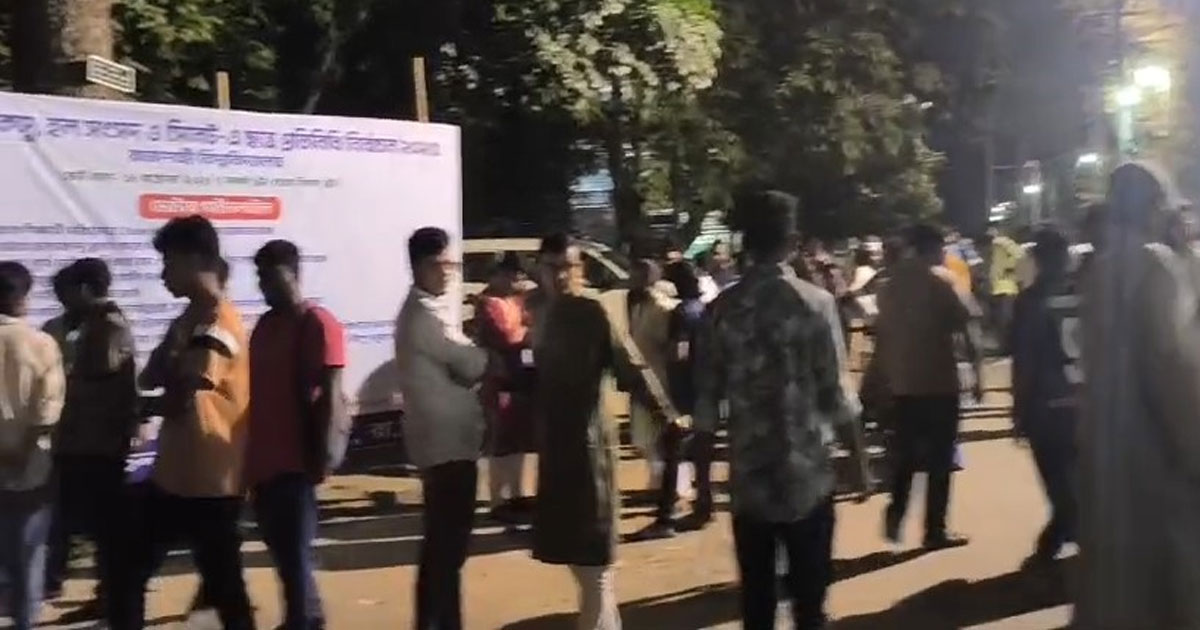 রাকসু ভোটে ক্যাম্পাসের বাহিরে ভিড় জামাত-বিএনপি নেতাকর্মীদের