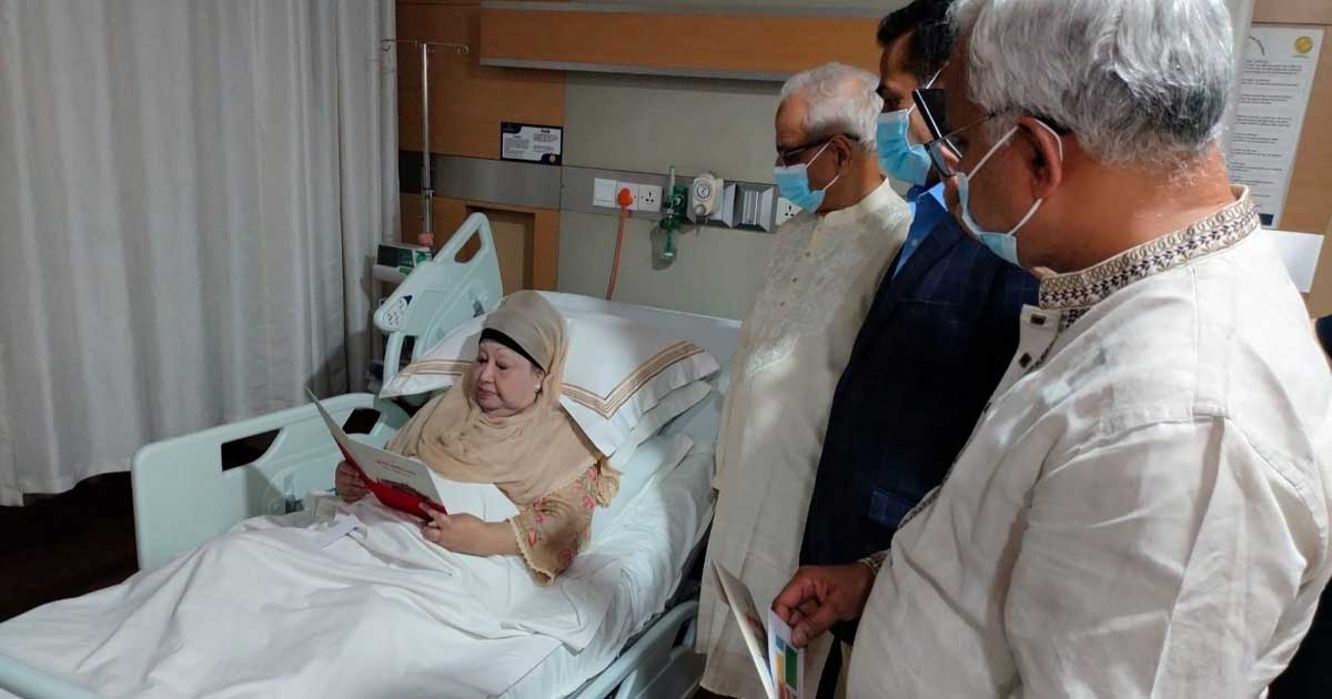 খালেদা জিয়া ও তারেক রহমানকে আমন্ত্রণপত্র   পৌঁছে দিলেন ঐকমত্য কমিশনের সদস্যরা