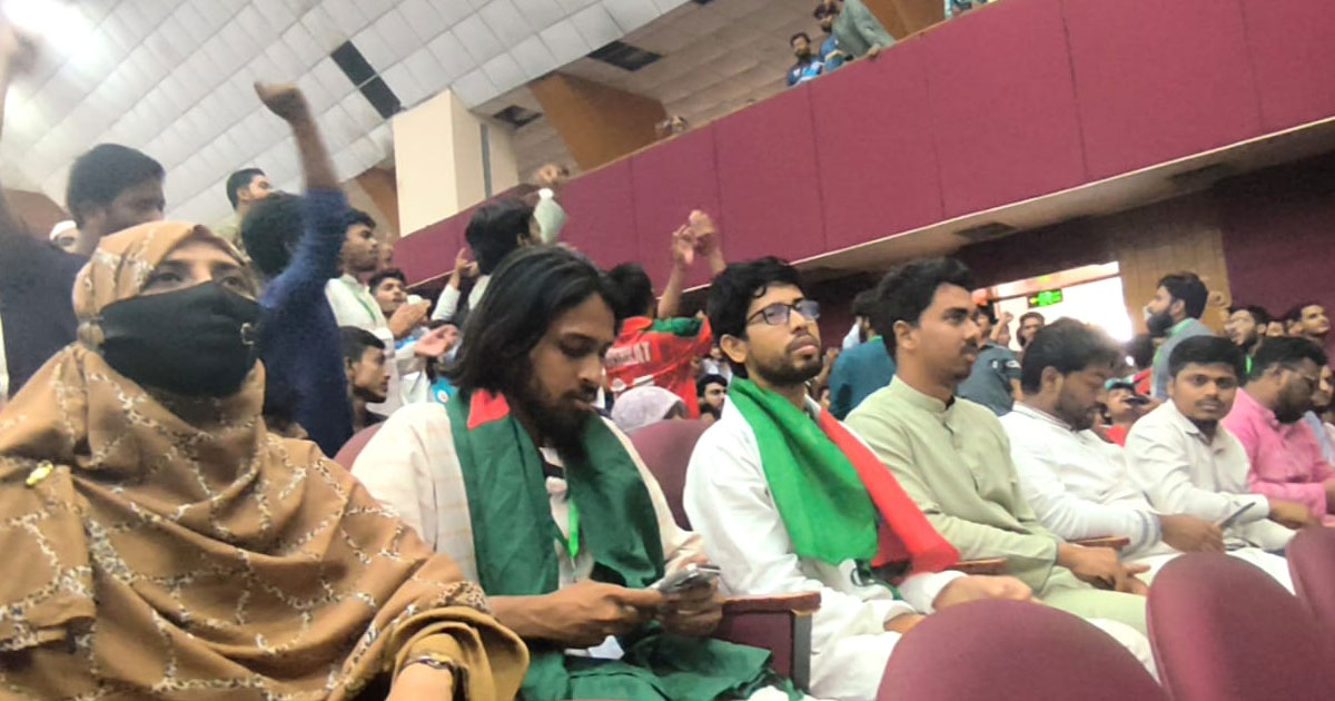 মাকে পাশে বসিয়ে ফলাফল উপভোগ করলেন  রাকসুর জিএস সালাউদ্দিন আম্মার