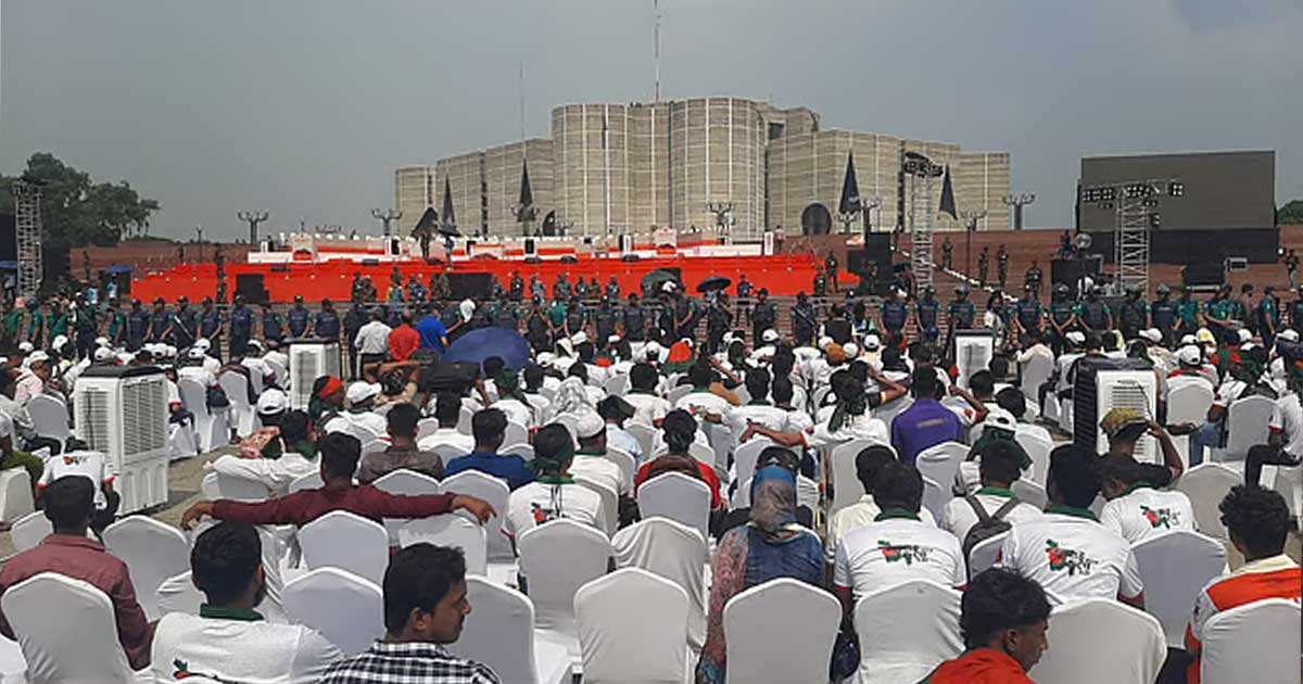 ‘জুলাই শহীদ পরিবার–আহতরা’  জাতীয় সংসদ ভবনের দক্ষিণ প্লাজায় মঞ্চের সামনে অবস্থান নিয়েছেন