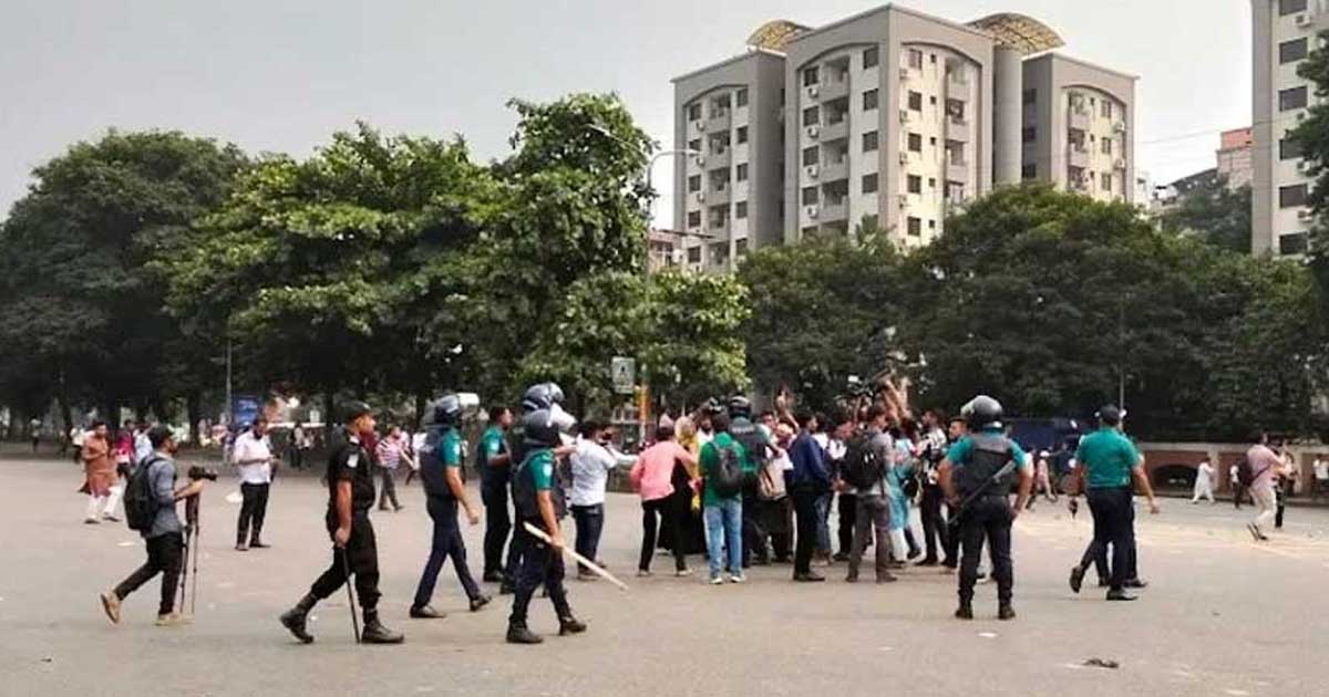 জুলাই যোদ্ধাদের সঙ্গে পুলিশের সংঘর্ষ, সাউন্ড গ্রেনেড নিক্ষেপ