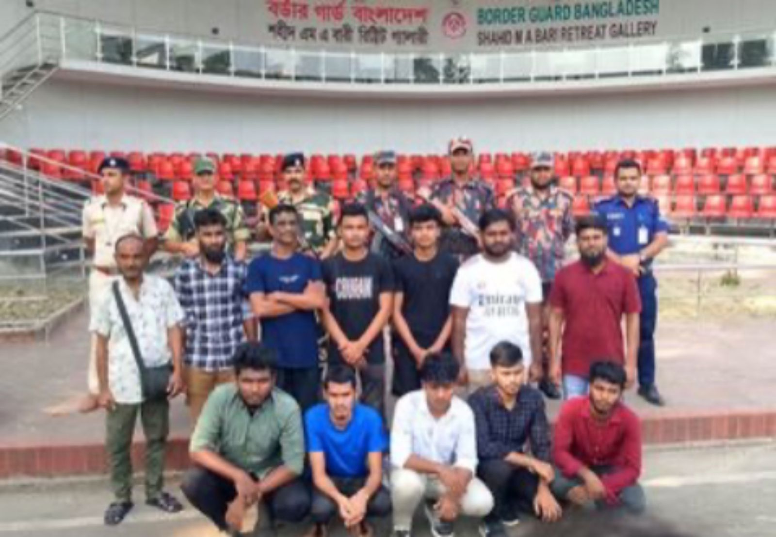 বেনাপোল চেকপোষ্ট দিয়ে ৮ মাস পর দেশে ফিরল ১২ বাংলাদেশী নাবিক
