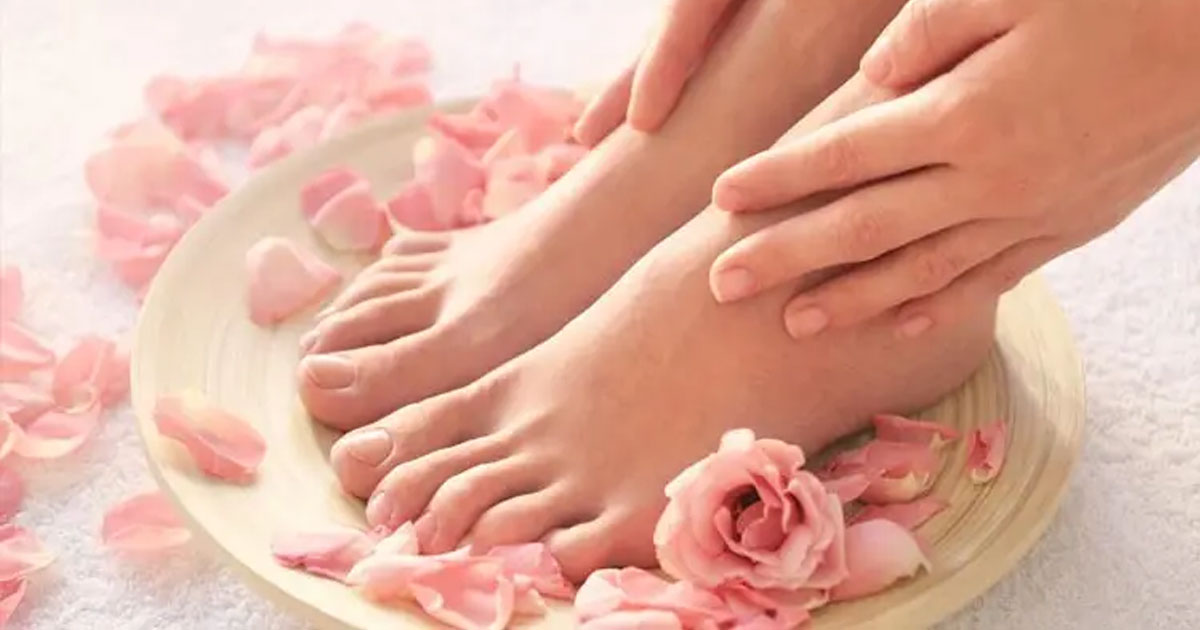 দিনভর ক্লান্তি দূর করবে গরম পানির বালতিতে