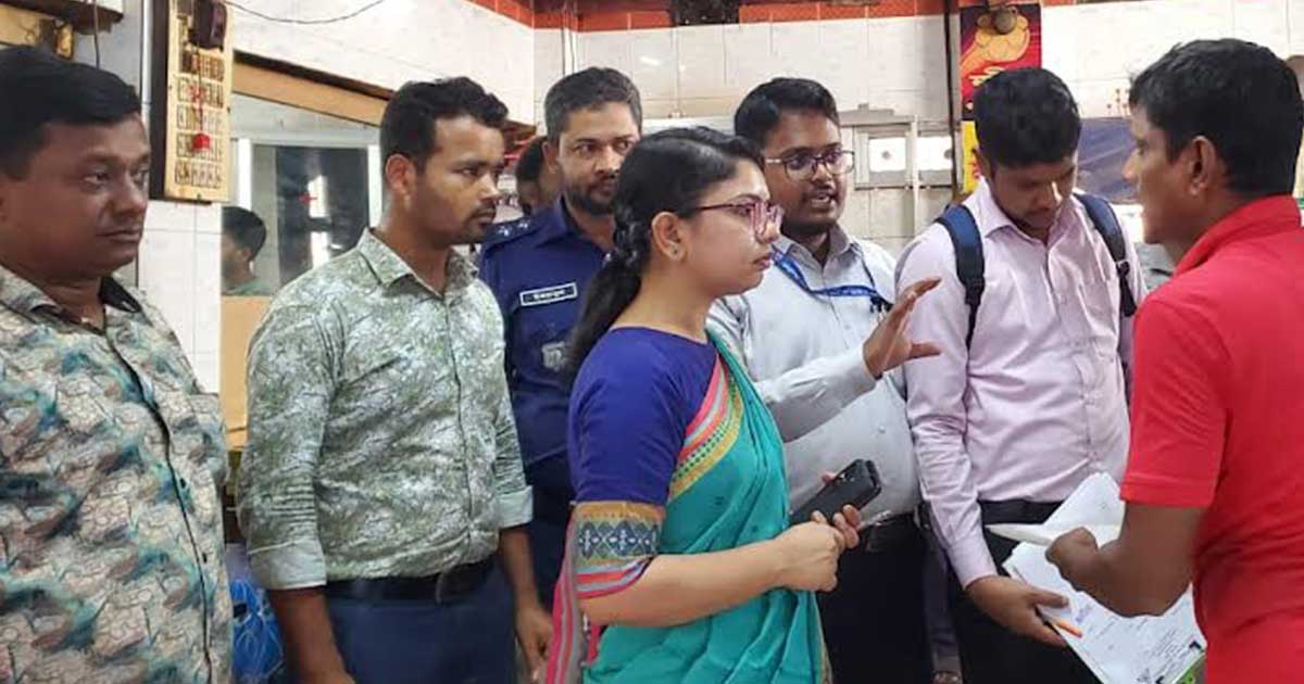 চাঁদপুরে নিবন্ধন সনদ না থাকায় ৪ খাদ্য প্রতিষ্ঠানকে জরিমানা