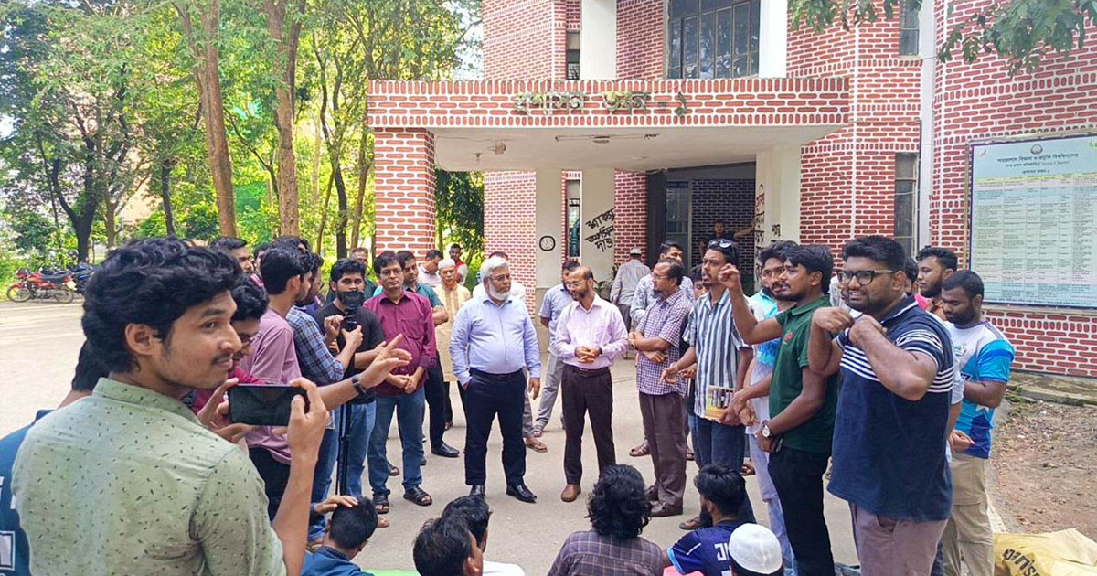 শাকসু নির্বাচনের দাবিতে শিক্ষার্থীদের অবস্থান কর্মসূচি