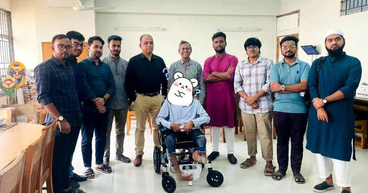 প্রতিবন্ধী শিক্ষার্থীকে লাখ টাকার হুইলচেয়ার দিলেন জবি শিক্ষক শফিকুল ইসলাম