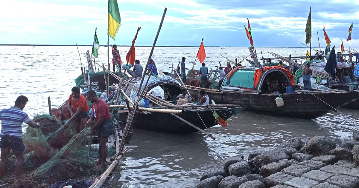 নিষেধাজ্ঞা শেষে ইলিশ আহরণে মেঘনায় নামবেন লক্ষাধিক জেলে