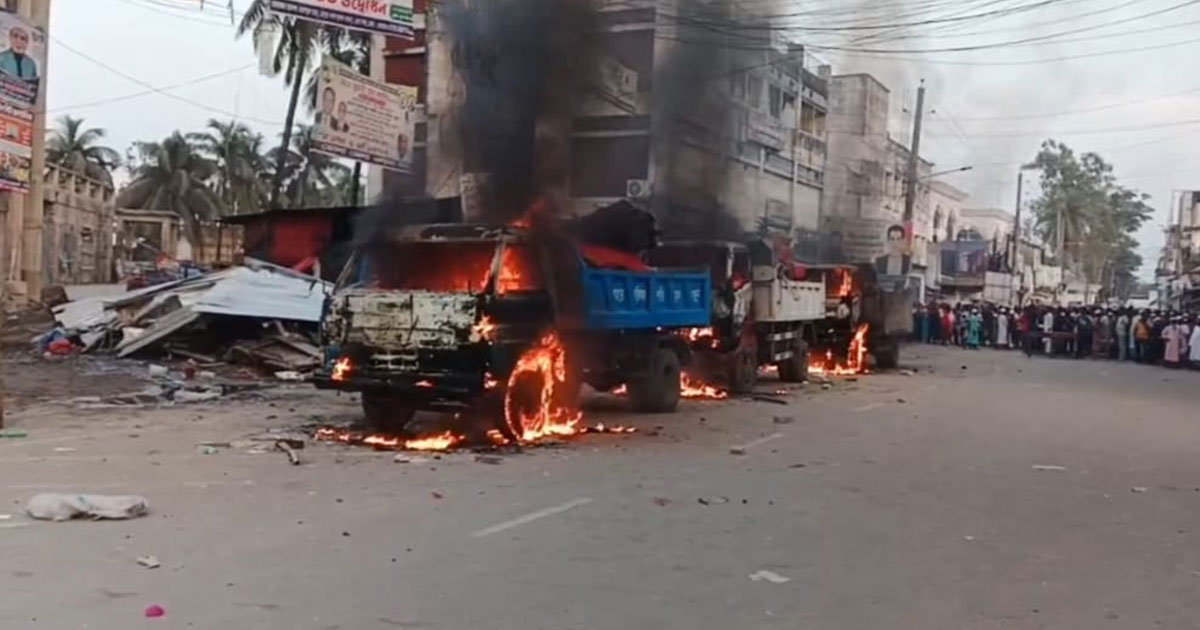 ভোলায় পৌরসভার বর্জ্যবাহী তিনটি গাড়িতে বিক্ষুব্ধ ব্যবসায়ীদের আগুন