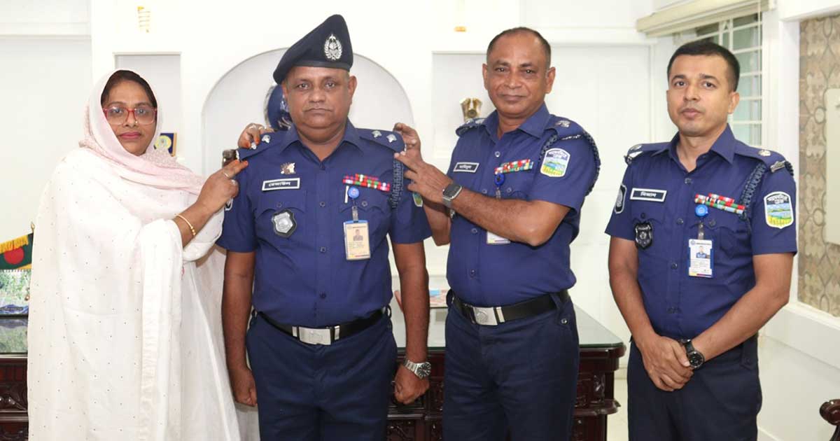 শেরপুরে পদোন্নতিপ্রাপ্ত পুলিশ কর্মকর্তাকে র‌্যাংক পরালেন পুলিশ সুপার