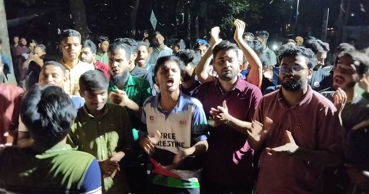 রাবি শিক্ষকের ‘পোষ্ট’ নিয়ে মধ্যরাতে বিক্ষোভ