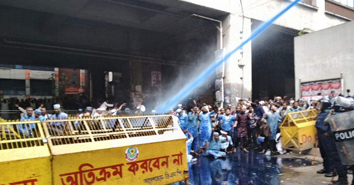ইবতেদায়ি শিক্ষকদের ভুখা মিছিলে পুলিশের বাধা, সাংবাদিকসহ আহত ২০