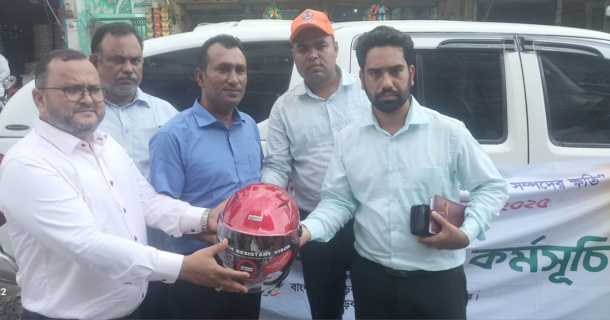 চাঁদপুরে ১০০ চালককে বিনামূল্যে হেলমেট প্রদান