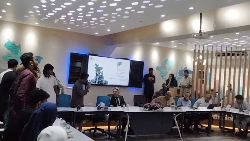 শিক্ষককে ‘ফ্যাসিবাদী’ বলে সেমিনার থেকে বেরিয়ে গেলেন ডাকসুর জিএস