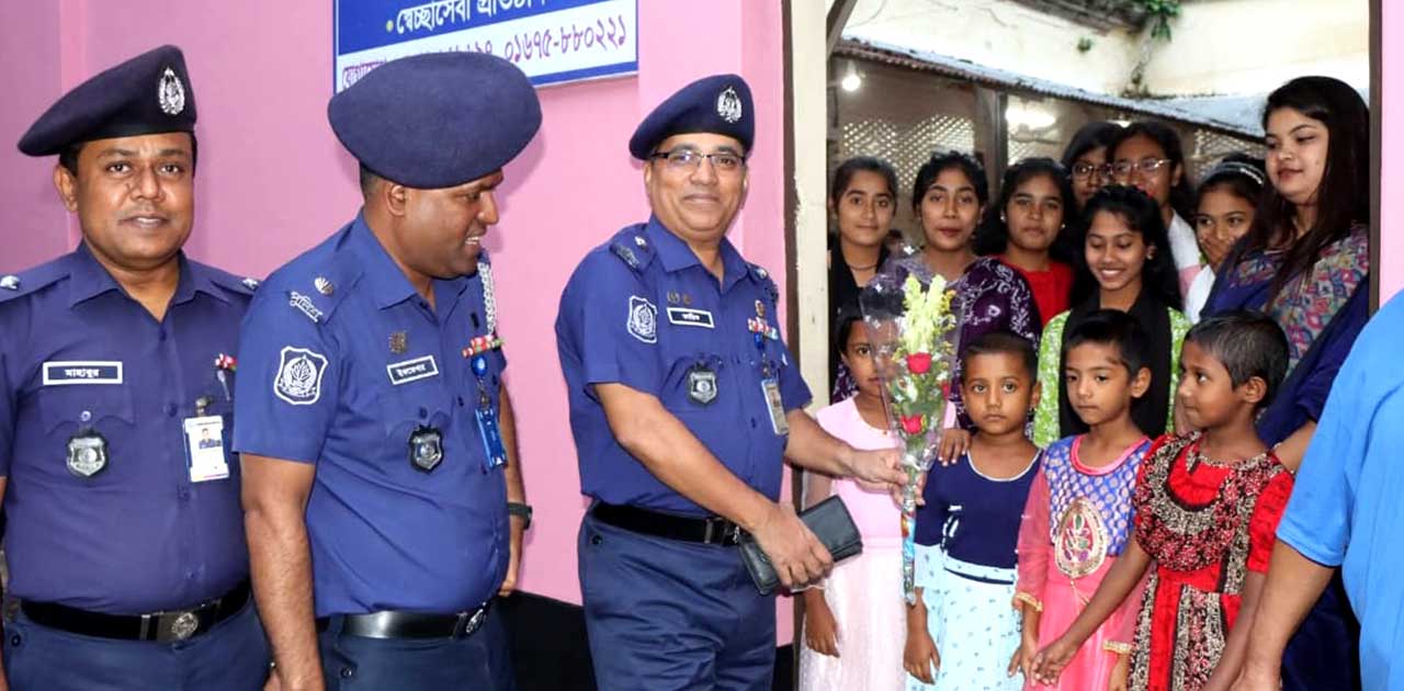 নাটোরের দীঘাপতিয়া শিশু সদনে পুলিশ সুপারের শুভেচ্ছা বিনিময়