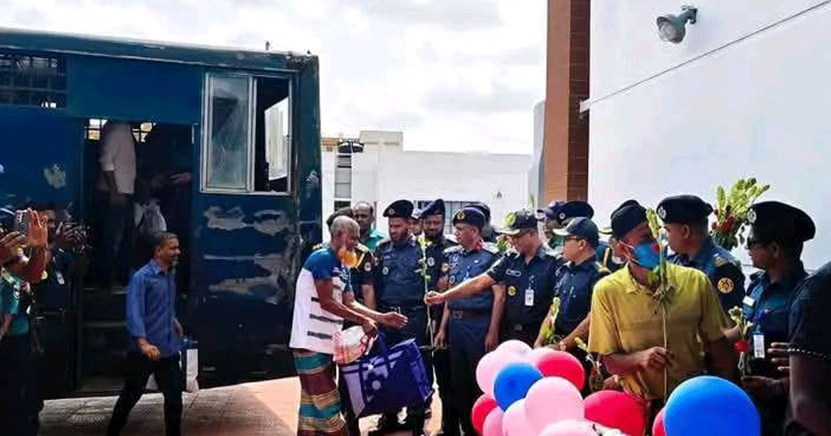 খুলনায় নতুন কারাগারে কয়েদিদের ফুল দিয়ে বরণ