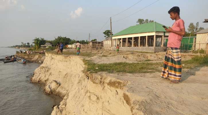সিরাজগঞ্জে নদী ভাঙনে দিশেহারা ৯ গ্রামের মানুষ