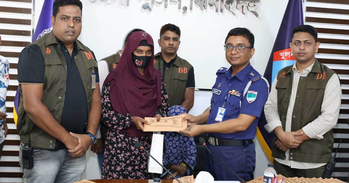 ঝিনাইদহে সাইবার পুলিশের অভিযানে উদ্ধার ১১২ মোবাইল ও লাখ টাকা
