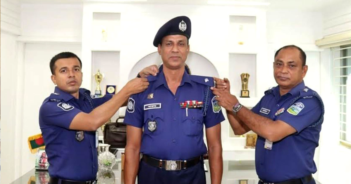শেরপুরে পদোন্নতি প্রাপ্ত পুলিশ সদস্যকে র‌্যাঙ্ক ব্যাজ পরালেন পুলিশ সুপার