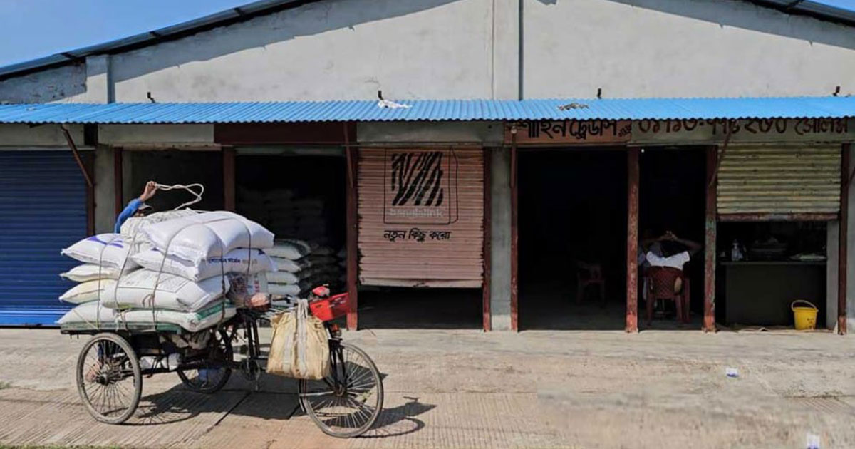 নাটোরে শাটার ভেঙে দেড়’শ বস্তা চাল ও নগদ টাকা চুরি