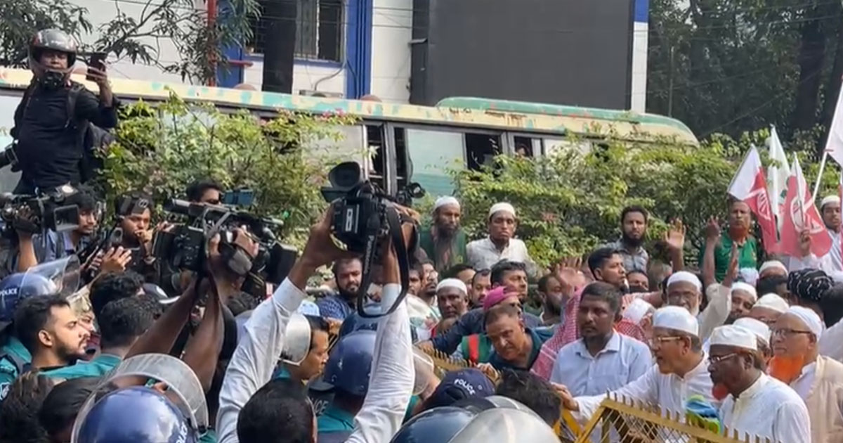 পুলিশের বাধার মুখে জামায়াতসহ ৮ দলের গণমিছিল