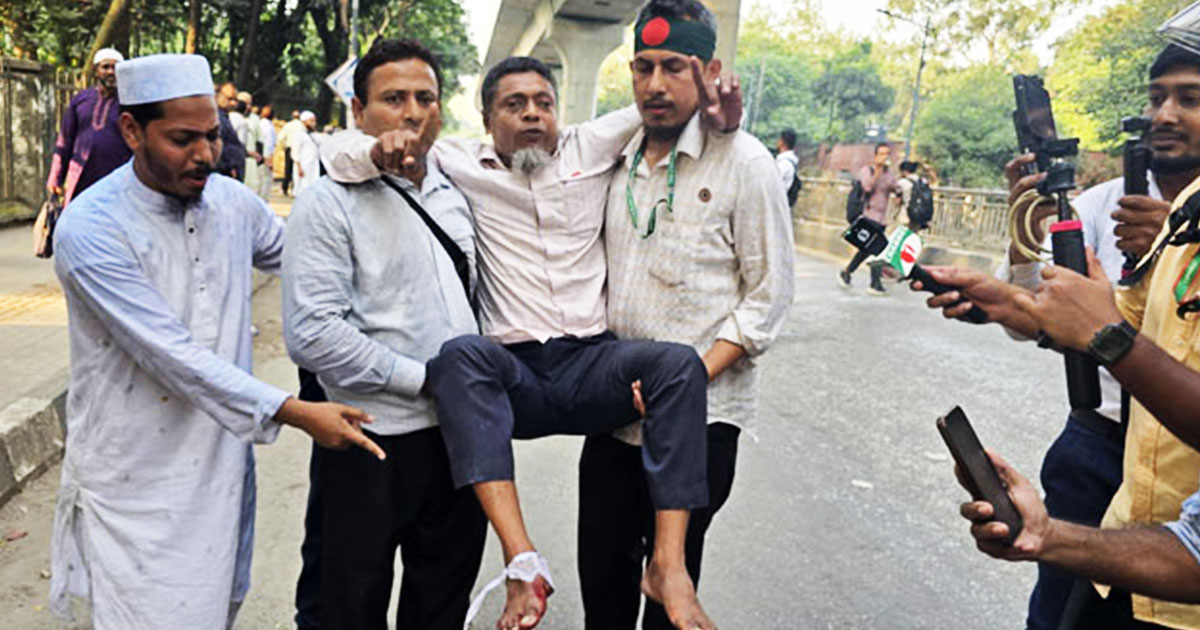 শাহবাগে শিক্ষকদের মিছিলে পুলিশের সাউন্ড গ্রেনেড নিক্ষেপ