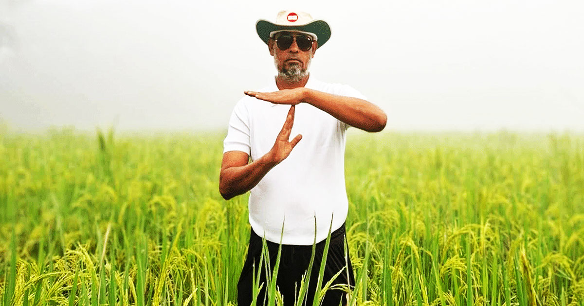 ধানখেতে দাঁড়িয়ে বিএনপির মনোনয়নপ্রত্যাশী আলালের ‘রিভিউ সিগন্যাল’