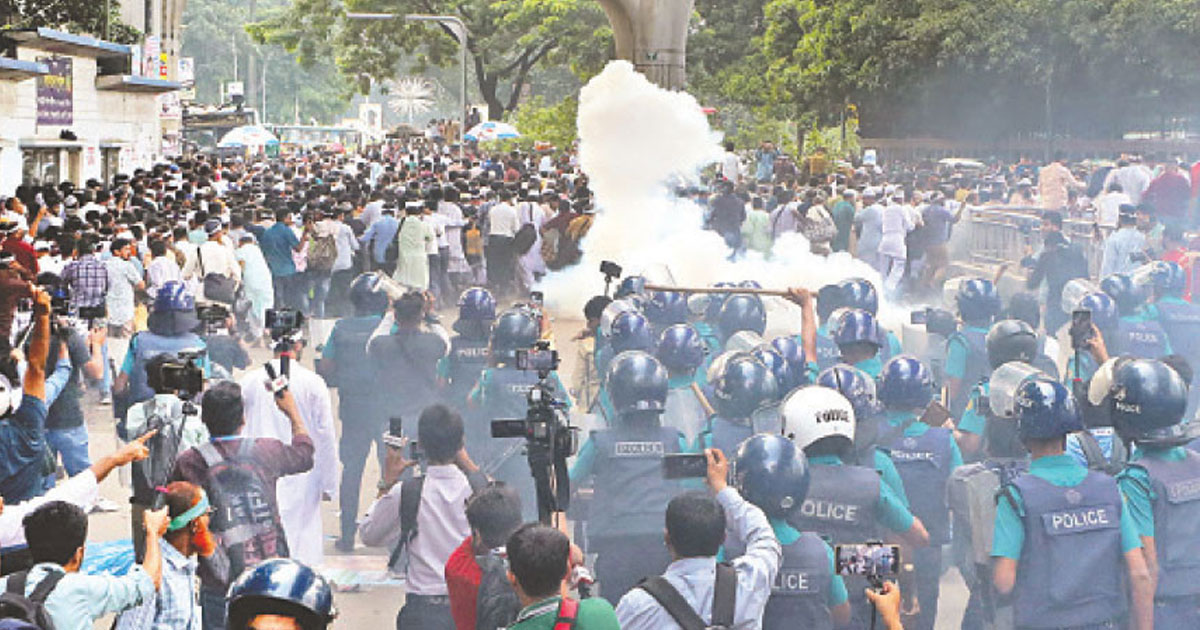 পুলিশের লাঠিপেটার পর কর্মবিরতির ডাক প্রাথমিকের শিক্ষকদের