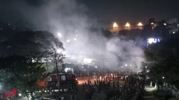 মোহাম্মদপুরে বেড়িবাঁধ এলাকায় গ্যারেজে আগুন