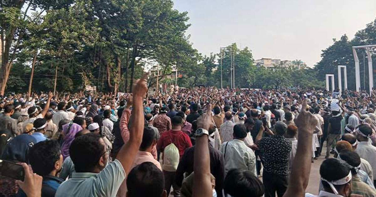 কাফন হাতে শপথ নিলেন শিক্ষকরা,দাবি অদায় না করে ফিরবেন না
