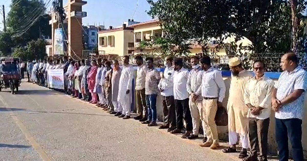 নকলায় কৃষি কর্মকর্তার ওপর হামলার প্রতিবাদে মানববন্ধন