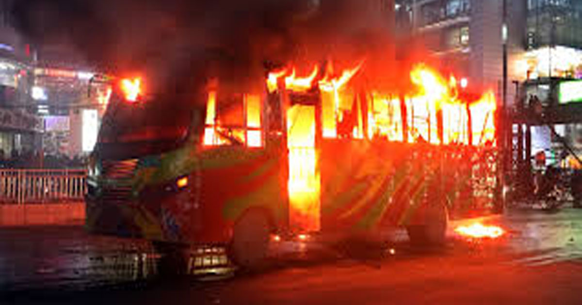 রাজধানীতে দুই বাসে আগুন