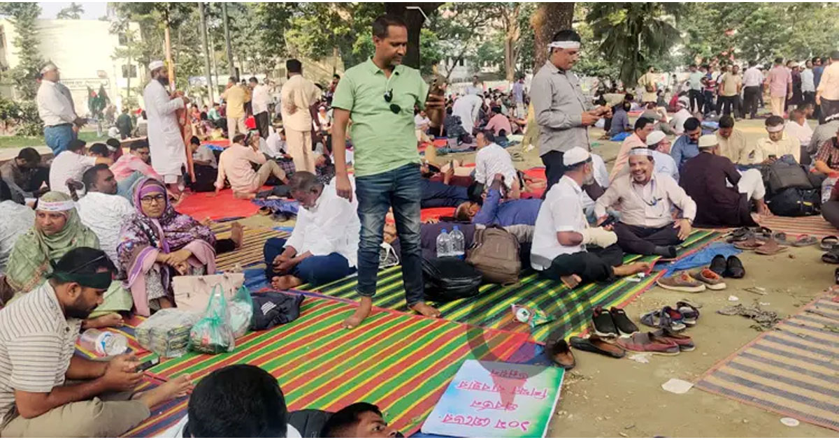 তৃতীয় দিনের মতো শহীদ মিনারে প্রাথমিক শিক্ষকদের অবস্থান