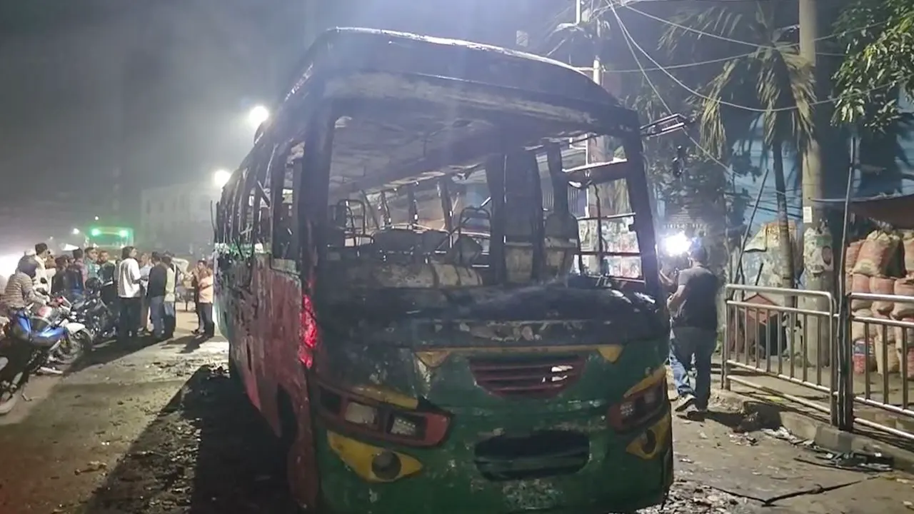 মধ্যরাতে রাজধানীর আরেক স্থানে বাসে আগুন