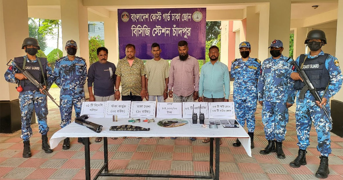 চাঁদপুরে অস্ত্রসহ ডাকাত দলের ৫ সদস্য আটক