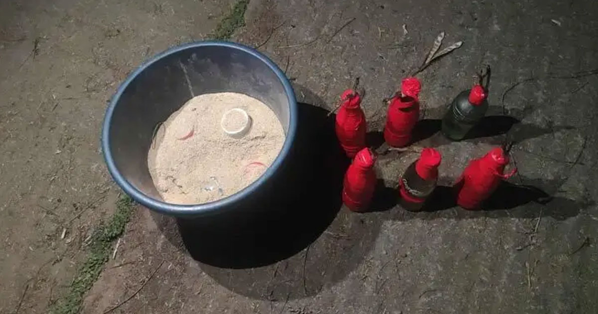মোহাম্মদপুর থেকে পেট্রোলবোমা ও ককটেল উদ্ধার