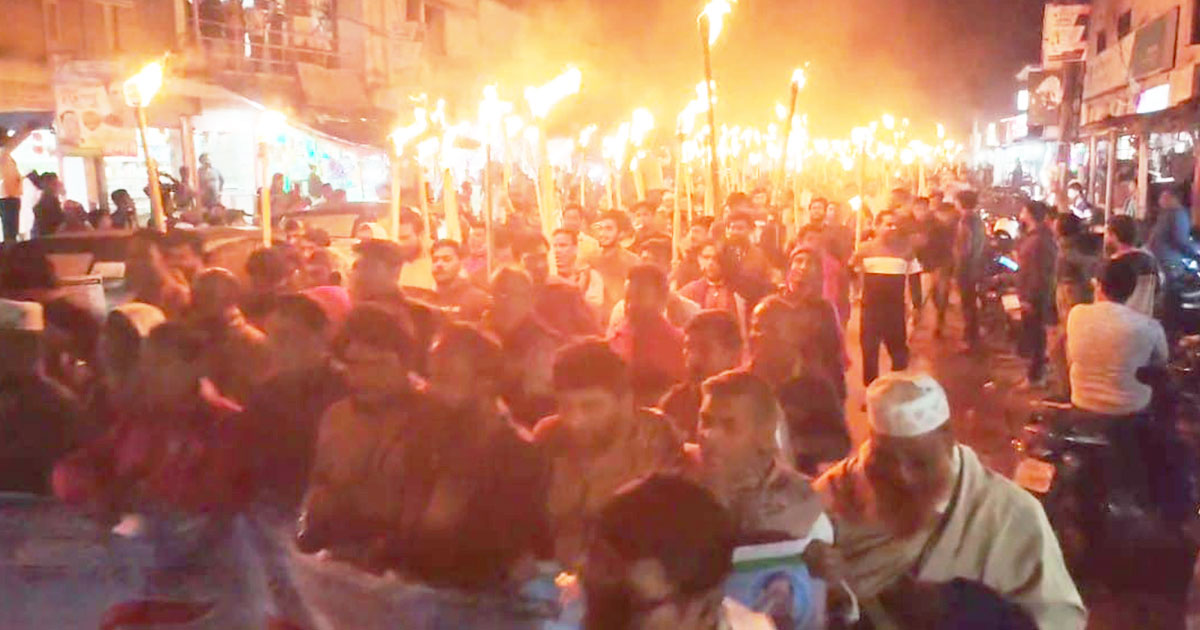 নাটোর-১ আসনে বিএনপির প্রার্থী পরিবর্তনের দাবিতে মশাল মিছিল