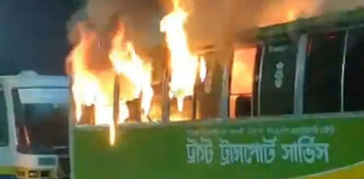 রাজধানীর পল্লবীতে ট্রাস্ট পরিবহনে আগুন