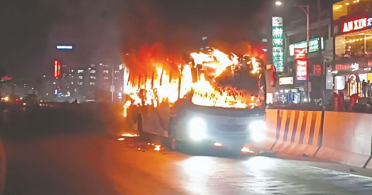 রাজধানীসহ বিভিন্ন জেলায় পাঁচ যানবাহনে আগুন