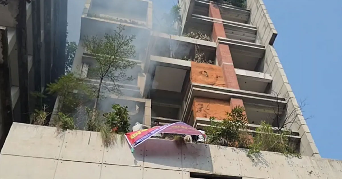 আওয়ামী লীগের কেন্দ্রীয় কার্যালয়ে অগ্নিসংযোগ, নিরাপত্তা জোরদার