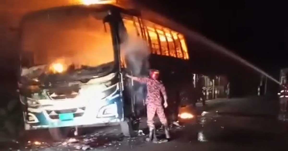মধ্যরাতে বরগুনায় যাত্রীবাহী বাসে আগুন