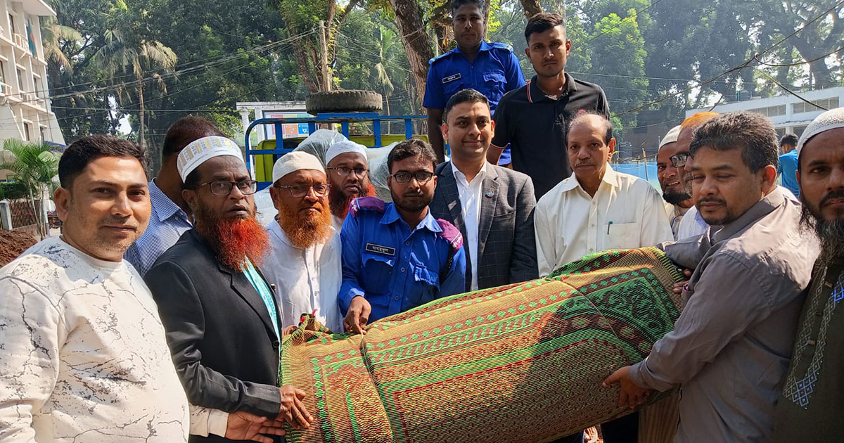 ঈদের নামাজ আদায়ে ৪ হাজার ফিট কার্পেট দিলেন পৌরপ্রশাসক