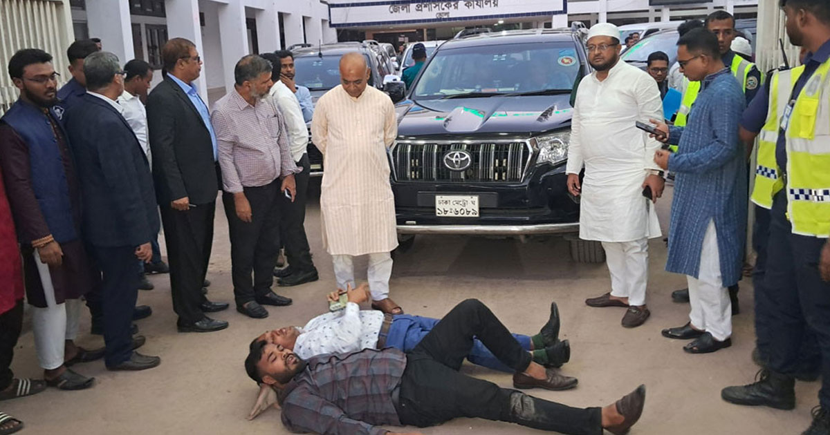 ভোলায় অবরুদ্ধ ৩ উপদেষ্টা