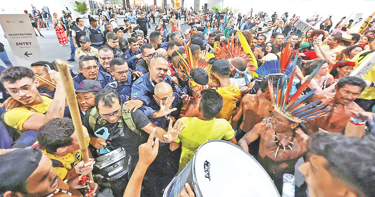 ব্রাজিল জলবায়ু সম্মেলনে দ্বিতীয়বার বিক্ষোভ, তেল অনুসন্ধান বন্ধের দাবিতে অনড় মুন্দুরুকু সম্প্রদায়