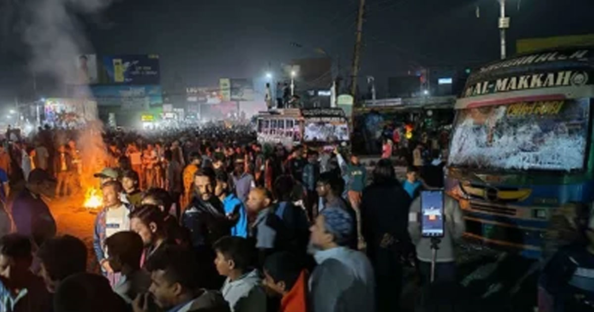 বরিশালে শিক্ষার্থীকে লাঞ্ছিত করার জেরে  সংঘর্ষ, অর্ধশতাধিক বাস ভাঙচুর