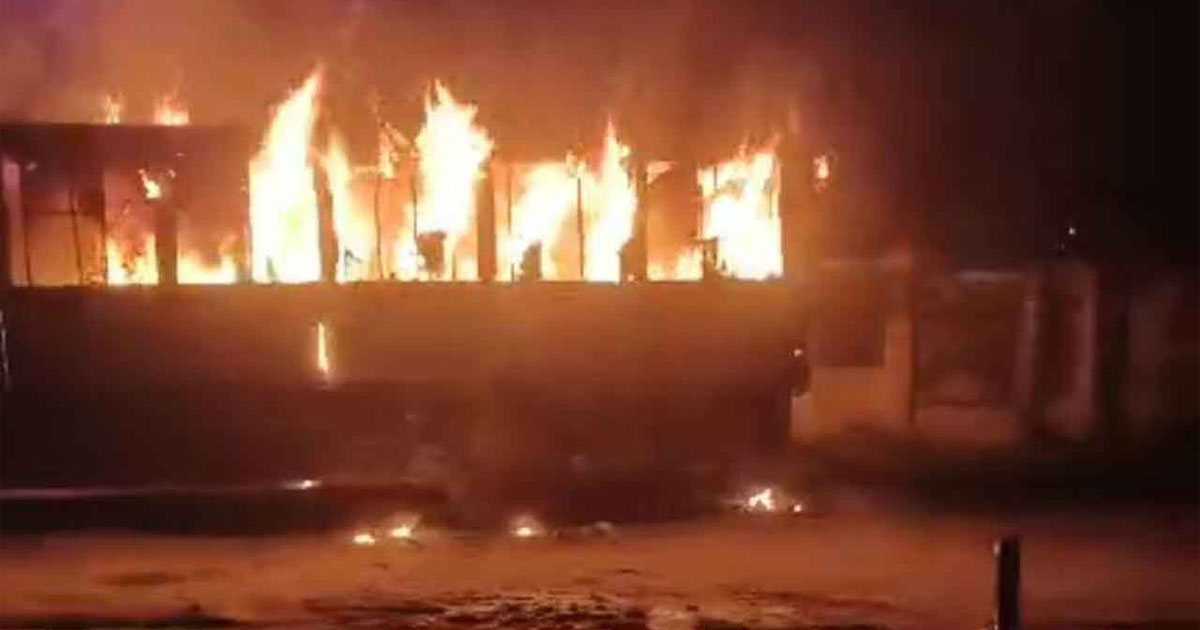 হাজারীবাগ বেড়িবাঁধে বাসে আগুন