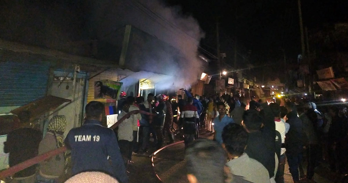 পাকুন্দিয়ায় আগুনে ৪ দোকান পুড়ে ছাই, ১৫ লাখ টাকার ক্ষয়ক্ষতি